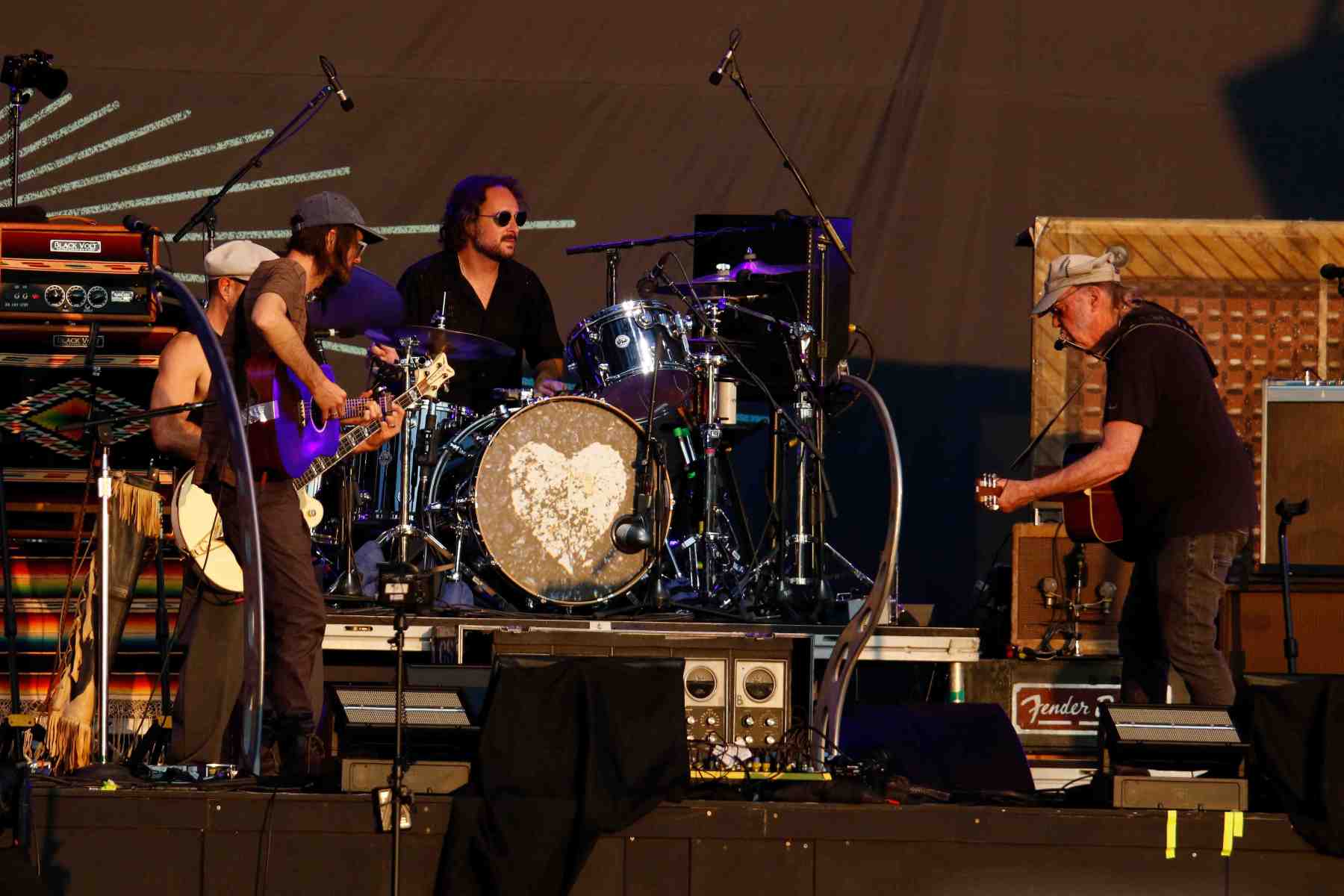 neil young and the chrome hearts deliver a legendary show at BST Hyde ...