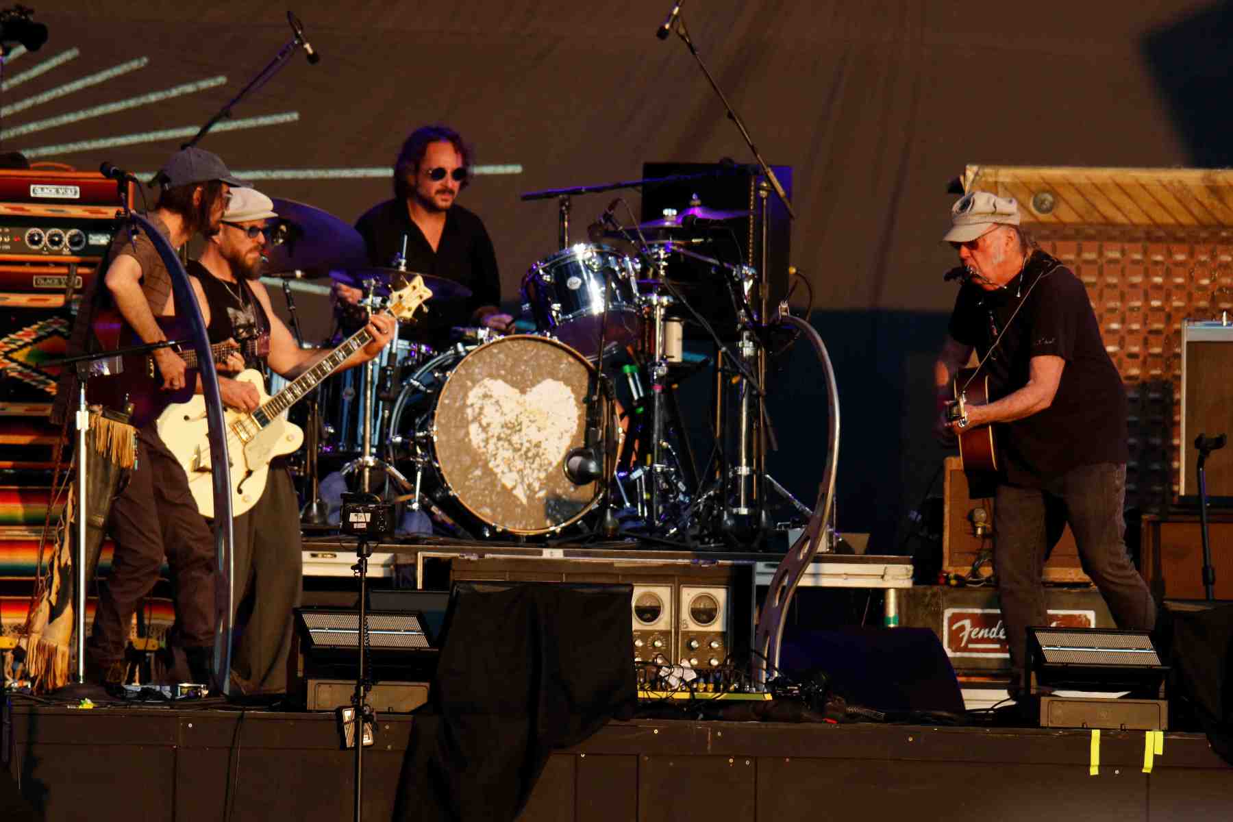 neil young and the chrome hearts deliver a legendary show at BST Hyde ...