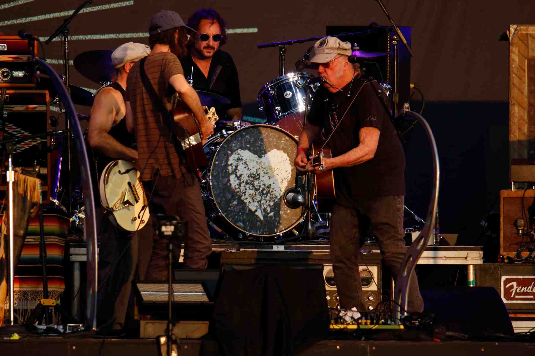 neil young and the chrome hearts deliver a legendary show at BST Hyde ...